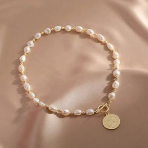 Collier en perles de style baroque rétro français avec pendentif en pièce d'or clair, chaîne de pull pour femme et chaîne de clavicule personnalisée - Product Image 2