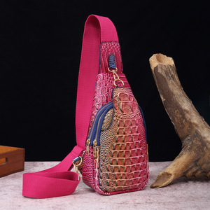 Sac de poitrine pour femme de style rétro européen et américain, sac banane à large sangle, sac bandoulière, design à motif crocodile, PU - Product Image 4