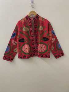 เสื้อแจ็คเก็ตผ้ากำมะหยี่ปักลายซูซานีอินเดียสีแดง สำหรับฤดูหนาว ระบายอากาศได้ดี ทรงปกติ ปักมือ สำหรับผู้หญิง สไตล์โบโฮ เหมาะเป็นของขวัญ - Product Image 1