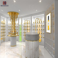 Étagère à parfums avec accents dorés, présentoir élégant