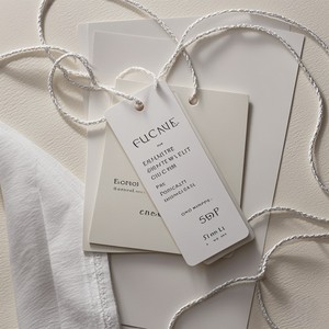 Luxus geprägte matte Folie benutzer definierte Hang Tags Dickes Baumwolle <span class=keywords><strong>Senio</strong></span> Papier für Kleidung Marke benutzer definierte Logo Kleidungs stück Tags - Product Image 5