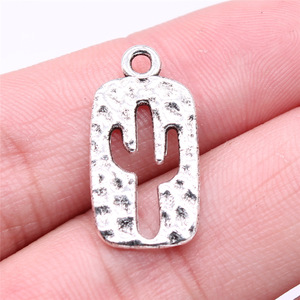 Abalorio con Forma de <span class=keywords><strong>Cactus</strong></span> 24x12mm, Aleación de Zinc con Acabado Martillado en Tono Plata Antigua y Dorado para Fabricación de Pulseras - Product Image 1