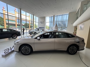 Auto Usado 2025 <span class=keywords><strong>NISSAN</strong></span> N6 Sedán con Volante a la Izquierda, Calidad Confiable, Compra Profesional en Grandes Cantidades - Product Image 2