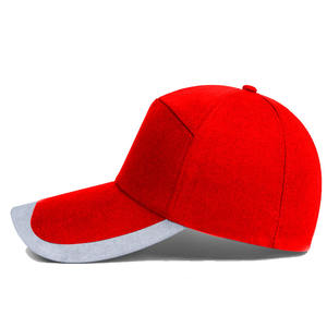 Gorra de béisbol roja con estilo duradero con diseño de tira reflectante único Gorra con logotipo personalizado - Product Image 2