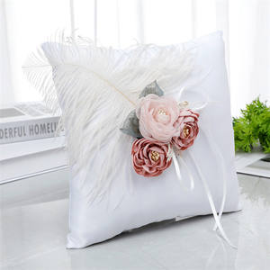 Cuscino Portafedi Nuziali in Stile Romantico Occidentale, Bianco con Fiori Artificiali e <span class=keywords><strong>Piume</strong></span>, 20x20cm, Porta Anelli Quadrato per la <span class=keywords><strong>Sposa</strong></span> - Product Image 2