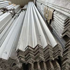 Barre d'angle d'angle en acier au carbone du bâtiment A36 Q235 Q355 <span class=keywords><strong>80x80</strong></span> 70x70x5 63x63x6 Angle en acier perforé laminé à chaud de 3m - Product Image 3