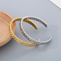 Brazalete Abierto de Acero Inoxidable con Baño de Oro PVD de 18K, Diseño de Cuerda Trenzada, Impermeable e Hipoalergénico