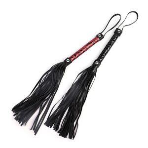 Fouet en cuir PU pour adultes, noir et rouge, avec poignée à motifs diamants, pour couples, accessoires de jeu sexuel SM. - Product Image 2