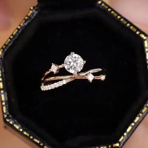 S925 Sterling Silver Star River Bague en diamant à quatre griffes avec 1.0ct VVS Moissanite Fashion Light Bague de mariage de luxe - Product Image 4