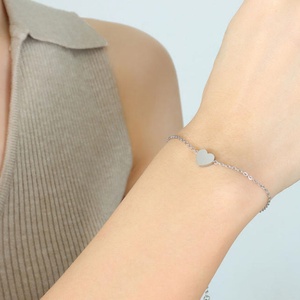 Bracelet élégant en acier inoxydable plaqué or 18 carats PVD, chaîne réglable, bijoux fantaisie, bracelet à breloques en forme de cœur pour filles et femmes - Product Image 4