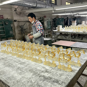 Statuetta di Cavallo Personalizzata, Modello Decorativo per Interni, Artigianato da Tavolo, Scultura in Resina Trasparente Modellata a Mano, Oggetto da Collezione - Product Image 6
