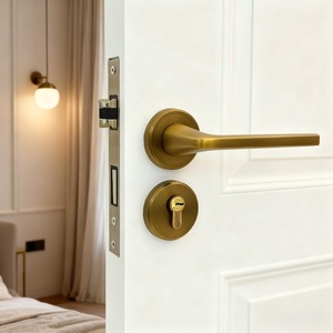 Nueva Cerradura de <span class=keywords><strong>Puerta</strong></span> Amarilla Minimalista China de Estilo Vintage, de Aleación de Zinc, con Manija Silenciosa, para Hogar, Dormitorio, Comercial - Product Image 1