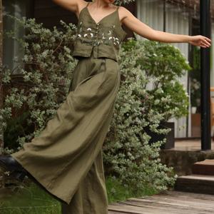 Ensemble décontracté en lin pour femme, nouveau modèle OEM, haut court sans manches et pantalon large, ensemble brodé en coton et lin, vente chaude - Product Image 3