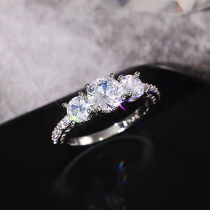 Anello di Fidanzamento Classico con Zirconia Cubica a Otto Cuori e Otto Frecce per Donne, Gioiello Romantico per Matrimonio con Elegante Design della Fascia - Product Image 4