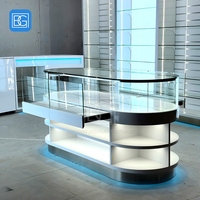Einzelhandels-Glasvitrine LED-Beleuchtete Weiße Gebogene Thekenkonstruktion Vollansicht Maßgefertigte Ladeneinrichtung Vitrine