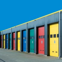 Atelier préfabriqué en structure métallique, toit et parois en tôle colorée, abri de voiture en métal, abri de stationnement extérieur sur mesure