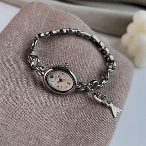 Montre-bracelet vintage pour femme avec pendentif abeille en or et quartz - Product Image 1