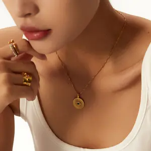 Colgante de cadena de clavícula con diseño de nicho INS, collar simple de ojo del diablo chapado en oro de estilo frío para mujer