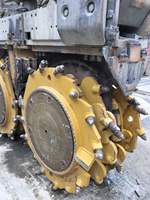Machine de construction pour fondations profondes, trancheuse à moteur avec boîte de vitesses pour une puissance de creusement élevée et un travail de tranchage efficace