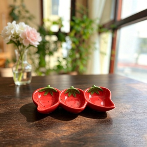 Ensemble <span class=keywords><strong>de</strong></span> 3 coupelles à sauce <span class=keywords><strong>soja</strong></span> en céramique rouge en forme <span class=keywords><strong>de</strong></span> fraise avec détail <span class=keywords><strong>de</strong></span> tige en <span class=keywords><strong>feuille</strong></span> verte, bols à condiments divisés <span class=keywords><strong>pour</strong></span> <span class=keywords><strong>sushi</strong></span> - Product Image 1