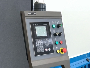 Machine de cisaillement hydraulique à guillotine en métal à haute rigidité QC11K 16*3200 avec pompe et moteur pour la découpe de tôles en acier inoxydable - Product Image 5