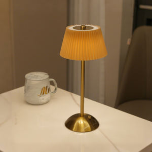 โคมไฟตั้งโต๊ะโลหะหรูหราแบบชาร์จไฟได้ไร้สาย ควบคุมการหรี่แสงด้วยระบบสัมผัส พร้อมโคมแบบจีบ สำหรับบ้านและบาร์ - Product Image 5