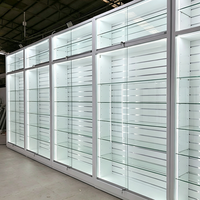 Maßgefertigte Weiße Minimalistische Vitrine aus Gehärtetem Glas mit Beleuchtung Mehrstöckige Ausstellungsvitrine für Premium-Figuren und Kosmetik