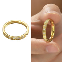 Anlaufbeständiger geometrischer Schmuck: Edelstahlring mit PVD-Vergoldung und Zirkonia-Einlage, stapelbarer Bandring für Damen