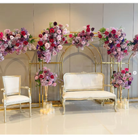 Standing backdrop pernikahan berbahan logam emas, dekorasi bunga, gapura besi untuk dekorasi acara pesta
