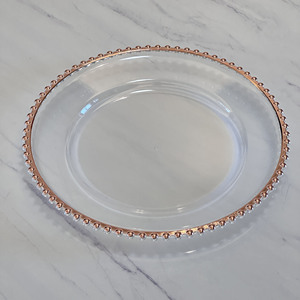 จานผลไม้พลาสติกใสขนาด 13 นิ้ว ขอบประดับลูกปัดสีโรสโกลด์ จานรองพลาสติกทรงกลมสำหรับงานแต่งงาน - Product Image 2