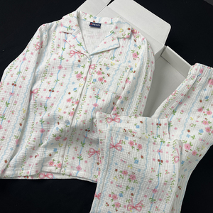 طقم بيجامة نسائية مخصص من قطعتين، ناعم ومخطط بطباعة فيونكة، من القطن المطوي والشاش العميق المجعد - Product Image 1