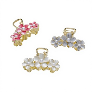 Vente en gros usine : Grande épingle à <span class=keywords><strong>cheveux</strong></span> rétro en alliage de zinc avec fleur de perles, style 'Sweet Headdress', avec plaque arrière et <span class=keywords><strong>filet</strong></span> à <span class=keywords><strong>cheveux</strong></span>, pour femmes, modèle populaire - Product Image 1