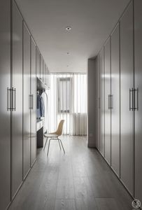 Armario de Madera Maciza de Lujo; Vestidor de Diseño Reciente con Puertas Corredizas Personalizadas - Product Image 2