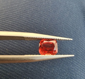 พลอยสปิเนลธรรมชาติทรงคุชชั่น คุณภาพเยี่ยม น้ำหนัก 1.00 กะรัต สีส้มสดใส สะอาดตา สำหรับทำเครื่องประดับตามสั่ง - Product Image 5