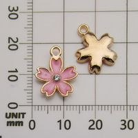 Breloque en émail Fleur de cerisier 13x17mm, ton doré, alliage de zinc, centre en strass à cinq pétales, pour la création de bijoux de printemps