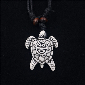 قلادة بتصميم رموز هندية أصلية من جزيرة بورتوريكو، مصنوعة يدويًا من الراتنج، بتصميم فروغمان وعناصر سلاحف البحر - Product Image 3