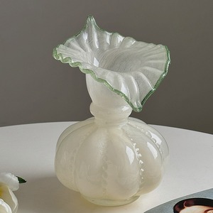 <span class=keywords><strong>Vaso</strong></span> <span class=keywords><strong>in</strong></span> Vetro Vintage con Bordo Ondulato Bianco e Finitura Verde a Forma <span class=keywords><strong>di</strong></span> <span class=keywords><strong>Zucca</strong></span> per <span class=keywords><strong>Fiori</strong></span> - Product Image 4