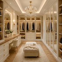 Système de dressing de luxe de style français, armoire en verre arqué blanc crème avec finition dorée et éclairage LED pour chambre principale