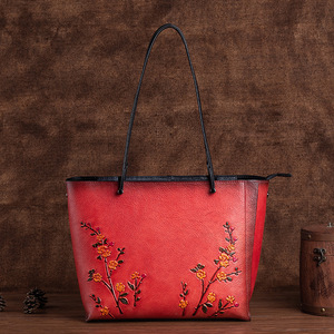 Sac fourre-tout en cuir véritable Ando pour femme, grand sac à bandoulière vintage à motif floral embossé avec pompon - Product Image 3