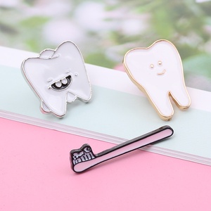 Spilla in smalto morbido con denti in metallo e smalto simpatica divertente con spilla per spazzolino da denti con spillo placcato in oro per decorare con spilla da dentista - Product Image 2