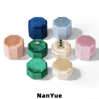 Boîte à bagues octogonale en velours en gros, personnalisable avec logo, emballage de luxe pour bijoux, idéale pour les propositions de mariage, les bagues de fiançailles et la présentation de cadeaux.