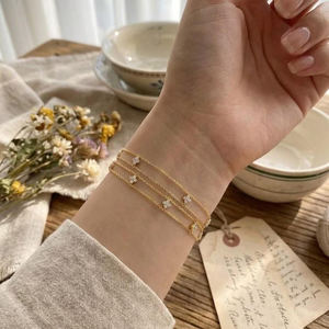 سوار نسائي عصري بتصميم أوراق البرسيم رباعية الأزهار، مرصع بالمويسانيت 2.5 ملم، بسلسلة مزدوجة على شكل زهور، سوار جذاب يجلب الحظ. - Product Image 5