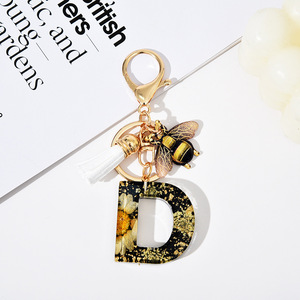 Llavero de margarita seca estilo europeo vintage con 26 letras, adorno de abeja y borla, accesorio encantador para bolso, regalo para decoración diaria - Product Image 5