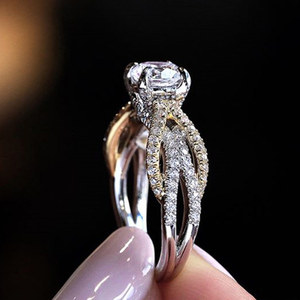 Anello da Donna Bicolore con Pietra Taglio Quadrato Scintillante Stile Pavé, Gioiello da Dito alla Moda - Product Image 4