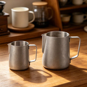 เหยือกตีฟองนมสแตนเลส 304 แบบพกพา คลาสสิก ยี่ห้อ Kingze ขนาด 350 มล./600 มล. สำหรับทำลาเต้อาร์ต เหมาะสำหรับร้านกาแฟ - Product Image 2