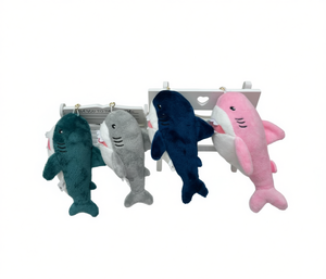 Giocattolo da appendere a forma di squalo in peluche, 15 cm, morbido peluche per bambini dai 2 ai 4 anni, accessorio unisex - Product Image 1