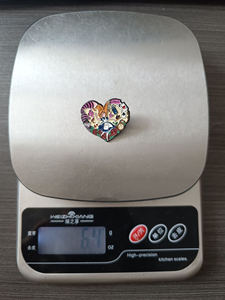 Broche émaillée en nickel noir sur le thème des personnages de dessins animés et de contes de fées américains, pour revers de veste - Product Image 6