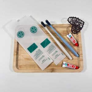 Vente en gros de fournitures d'hôtel kit dentaire écologique jetable bon marché brosse à dents dentifrice en plastique souple kit de toilette riche - Product Image 1