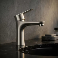 Robinet de lavabo mural moderne en laiton avec finition chromée, poignée unique et cartouche céramique pour hôtels