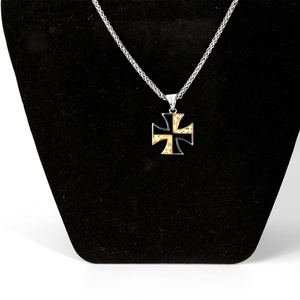 Colgante de Cruz de Hierro de Acero Inoxidable 316L en Tono Plateado Zoryn con Grabado de Llama en Acabado Negro, Estilo Gótico para Hombre - Product Image 3